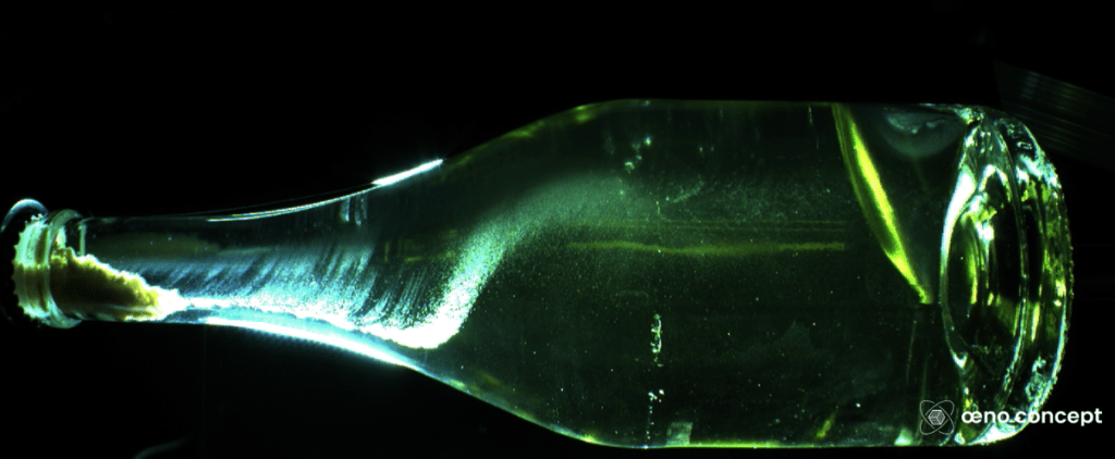 Visuel du dépôt à l'intérieur d'une bouteille capturée par le Remulab
