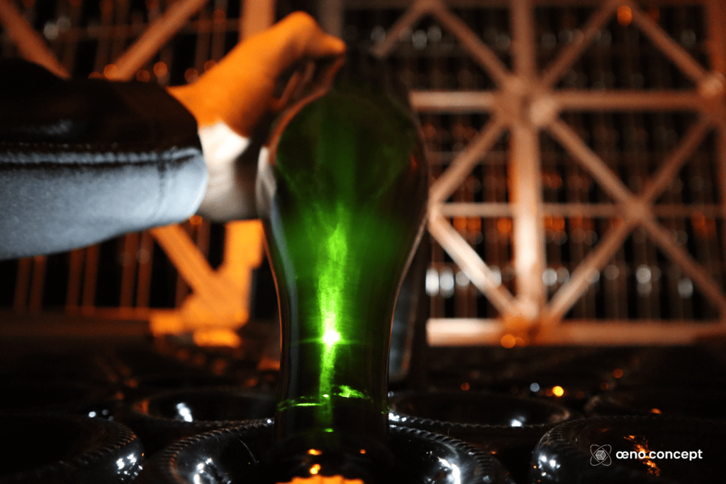 *Expertise et Conseil Remuage - Bouteille de champagne observée dans une cave
