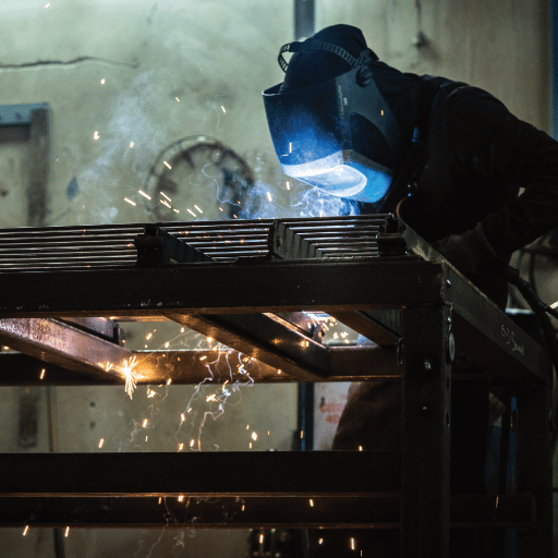 soudeur en train de travailler sur une grille